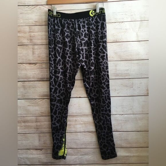 ETHIKA LEGGINGS IN BLACK LEOPARD PRINT - Picture 5 of 5